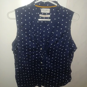 Söt blus - Söt blus från Lindex i fint skick. Storlek 40. 40kr plus frakt. 