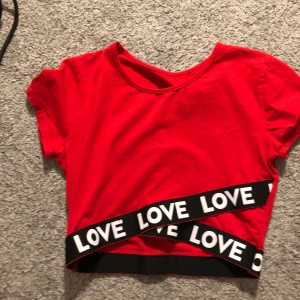 T-shirt - Röd t-shirt som jag köpte på en marknad för många år sedan! Använd ca 3 ggr. Frakt tillkommer på 30kr!