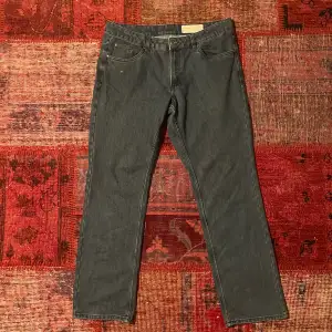 Tvär feta Livergy jeans som är för stora för mig, dom har ett fett skönt material och typ en mjuk mörkblå färg dom är i perfekt kondition (skriv för mer info!!!)