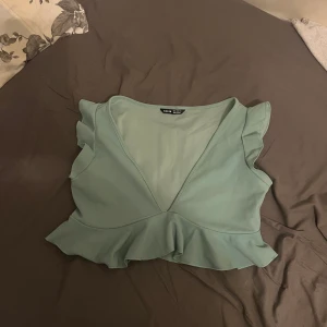 Mint grön cropped topp - Mint grön cropped topp med volanger från shein i storlek M men mera som M/S, använt endast 1 gång.💞