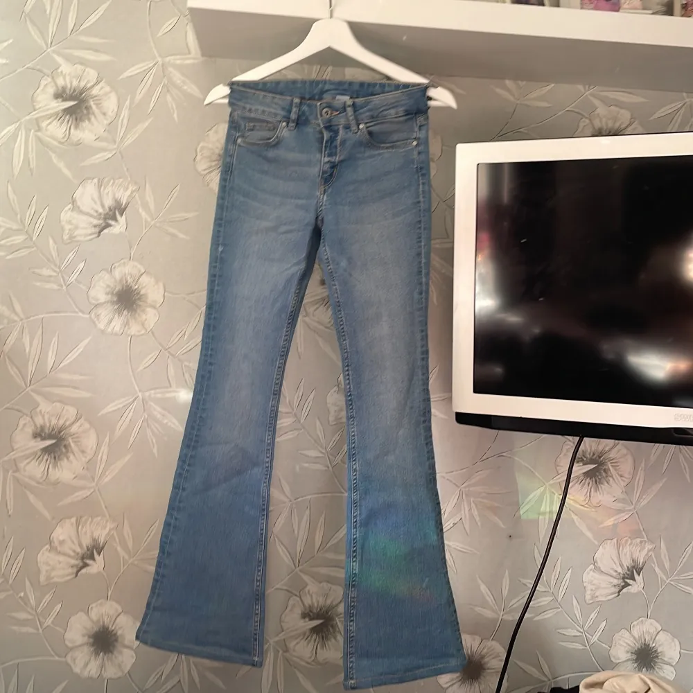 Lågmidjade blåa jeans från hm, aldrig använda. Frakt tillkommer. Jeans & Byxor.