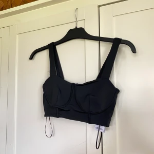 Svart topp  - Svart topp från Gina tricot  Stl Xs 