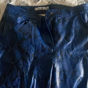 Skinnbyxor blåa  - I bra skick. Foder inuti. Passar till M/L 