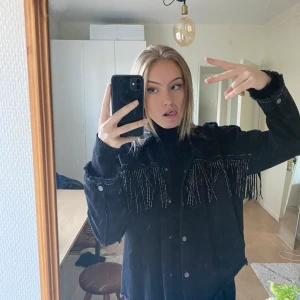 Svart jeansjacka  - Va en glittercowboy!!! Svart jeansjacka med fransar från Zara