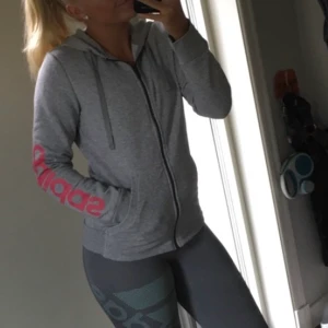 Grå adidaströja - Säljer denna grå adidaströja som inte används! 