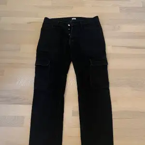 Filippa K Cargo-jeans i storlek 33W Nypris: 1800 kr  Tar bud från 300:-