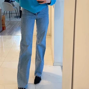 Zara jeans stl 32 - Slutsålda zara jeans😍Finaste jeansen nånsin men har tyvärr blivit försmå❤️‍🔥Långa i längden på mig💙