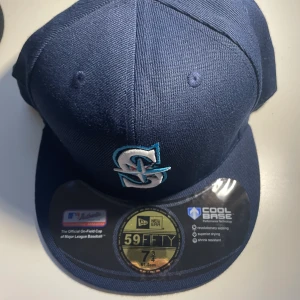 New Era Keps - Säljer två av mina New Era Kepsar. Köpte dem för för stora, för mig då. Försöker se om det var någon som vart intresserad. Storlek 61.3 cm, i keps US Storlek 7 3/4. Ni får båda kepsarna 500, annars styckvis 300