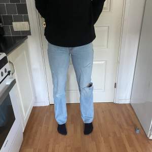 Ett par lågmidjade jeans med hål Knappt använda 36