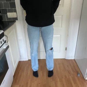 Ljusblåa jeans - Ett par lågmidjade jeans med hål Knappt använda 36