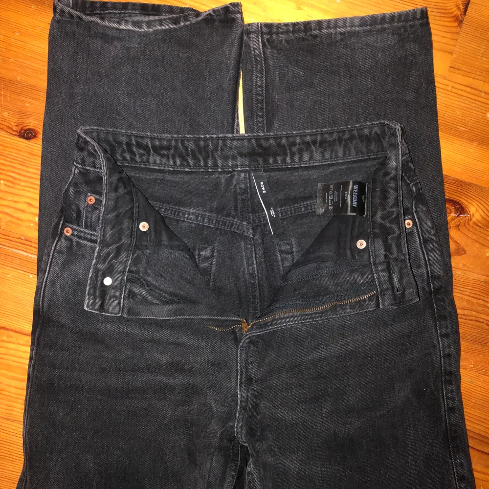Svarta tvättade jeans från Weekday. Modellen Rowe storlek:- 27/32. Högmidjade, bra skick.. Jeans & Byxor.
