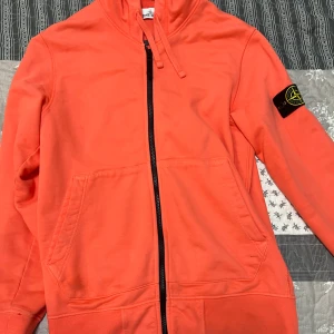 Stine island zip hoodie  - Storlek s passar m 