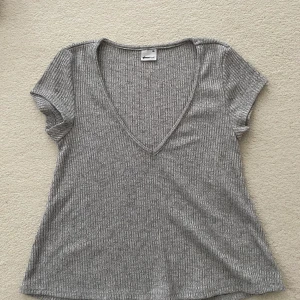 Topp från Gina - Grå topp från Gina, storlek XS. 30kr +frakt