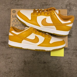 Nike Dunk Low W NN Phantom - Hej! Jag säljer två par Nike Dunk Low ”Phantom” i storlekarna 40,5 och 44 för 1750kr ink frakt. Fraktar samma eller nästa dag efter betalning. Skriv gärna om du har några frågor om skorna.💛🧡