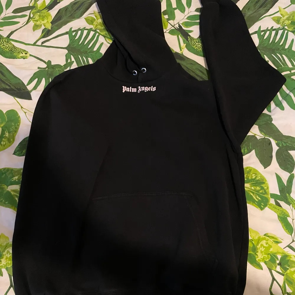 Säljer en vanlig svart Palm Angels hoodie fake. Pris kan diskuteras . Tröjor & Koftor.