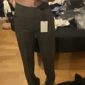 Gråa kostymbyxor  - Gråa kostymbyxor från madlady helt nya med prislappen kvar