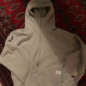 Grå hoodie  - Grå hoodie från skate märket Yôke jätte fint skick 