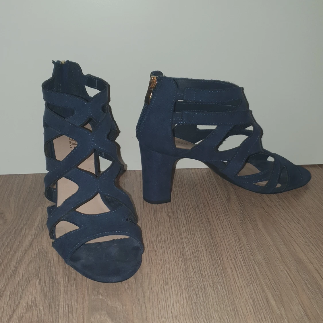 Mörkblåa klackar stl 39