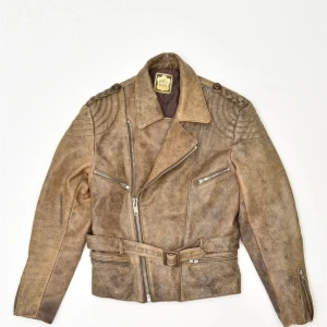 Vintage läderjacka  - Ännu en vintage jacka i äkta läder, storlek M kvinna, super cool verkligen, fint skick också :) Om många är intresserade blir det budgivning, priset är generöst med tanke på att det är ett vintage plagg i äkta läder :) 