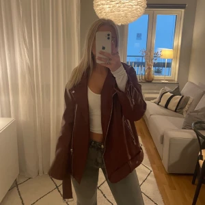 Skinnjacka asos - Mörkröd  skinnjacka från Asos💗 Oversize!  Slutsåld på hemsidan  