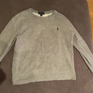 Tjock tröja, ralphlauren - Ungefär 1,5 år gammal, skick 8/10, grå, blått tryck, äkta