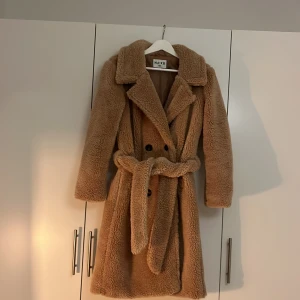 Brun TeddyKappa - Superfin brun Teddykappa från Nakd i storlek 36. Sitter jättefint och är väldigt varm och gosig nu i höst💜