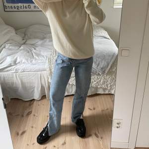 Säljer dessa jeans från Prettylittlething i en ljusblå tvätt. I plagget står det storlek 36 men skulle säga att det är 34-36. Modellen är mellan/hög i midjan. Passar perfekt i längden för mig som är 162cm! 