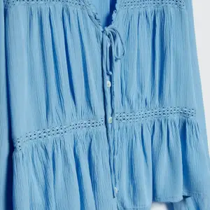 En blå blus ifrån strandiviarnus. Den är oanvänd med prislapp kvar. Originalpriset på blusen är 259kr. Blusen är i storlek xs och passar perfekt på sommaren till ett par linnebyxor🫶🏼