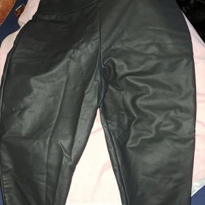 Leggings i fakeskinn - Svarta leggings i storlek 42,aldrig använda pga fel storlek