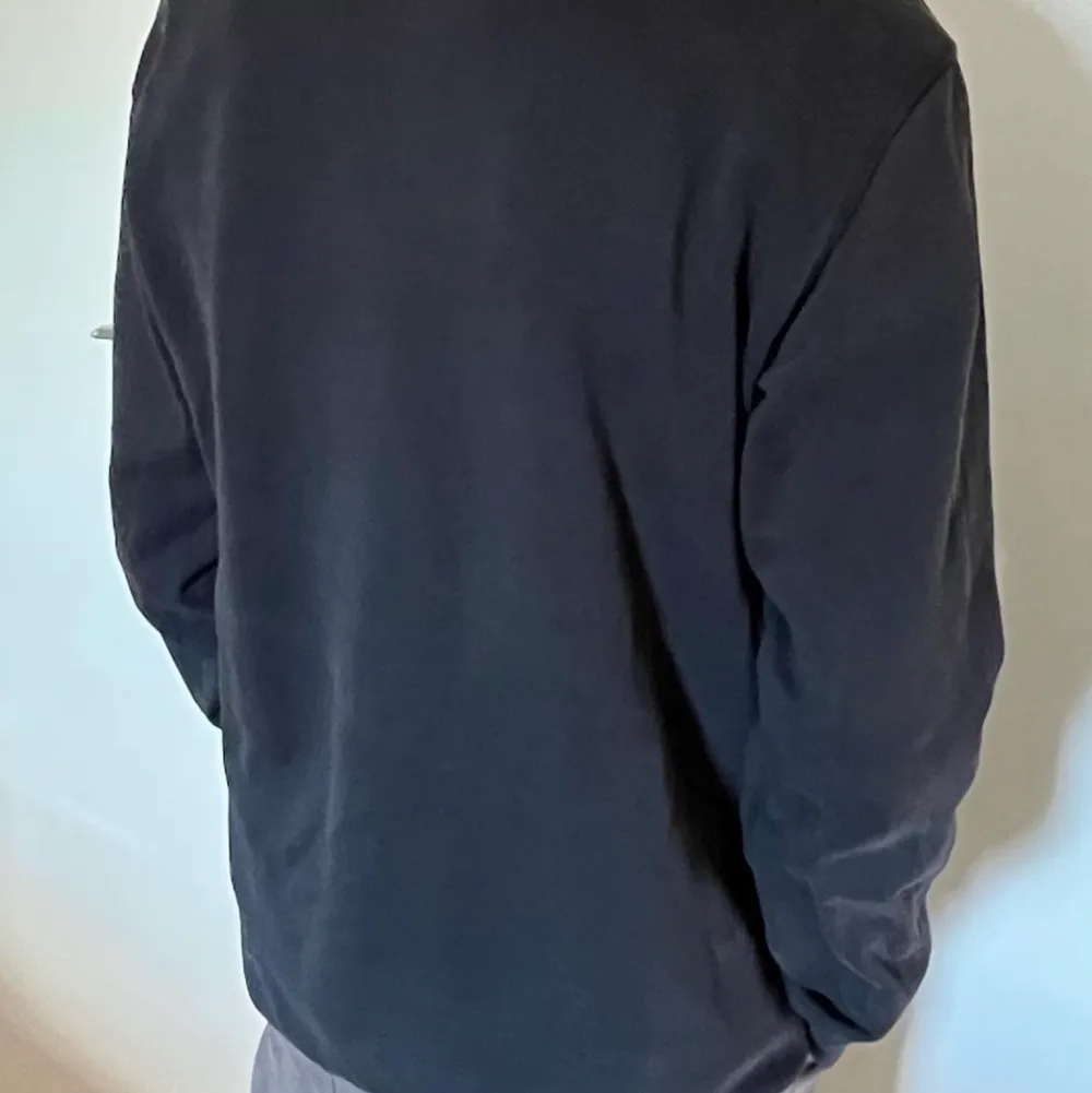 Haft denna tröja i ungefär 2,5 år, fortfarande i ett riktigt bra skick men har tröttnat på den. Köpt för 999kr men säljer billigt. Har också ett litet hål i sleeven. Dm ifall du har någon fråga 😊. Tröjor & Koftor.