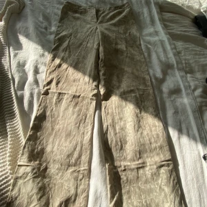 Secondhand strl 36 - Coola lågmidjade byxor och långa i benen, köpta på en pop up secondhand i gbg för ca 1 år sedan