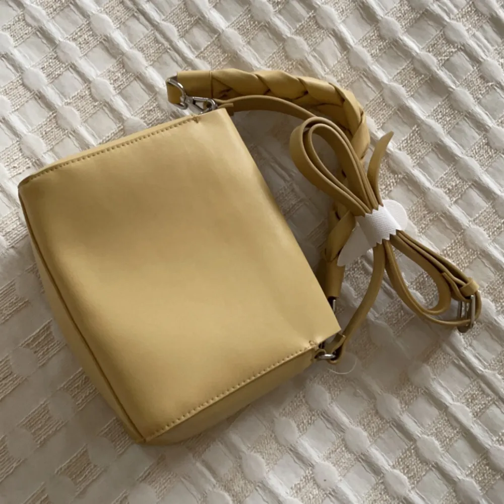 Jättesöt beige väska 💼 Väskans mått är  19x19cm och det tillkommer ett längre band💖(ett bud kan ligga under utropspriset) 💖(nyskick). Väskor.