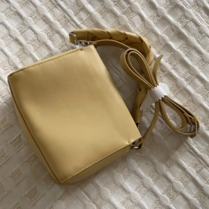 Väska - Jättesöt beige väska 💼 Väskans mått är  19x19cm och det tillkommer ett längre band💖(ett bud kan ligga under utropspriset) 💖(nyskick)