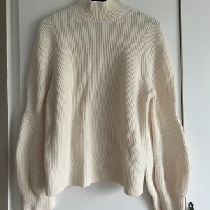Stickad tröja från & Other Stories i Creme-Vit - En superskönt stickad tröja från & Other Stories i storlek L men passar även en M och mindre för en lite mer oversized känsla. Använd 1 gång. Hör av dig vid intresse! 