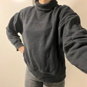 Svart polotröja - Säljer den här tröjan eftersom att den inte är bil stil. Aldrig använd