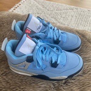 Jordan Air 4  - Jättefina Jordan Air 4, använd 2 gånger då sonen köpt fel storlek. 