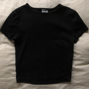 Kort T-shirt/topp - 🖤Från: H&M🖤 Orginalpris: 150kr🖤 Nytt pris: 50 kr🖤 Inga fläckar eller skador🖤 Kommer från djur och rökfritt hem🖤