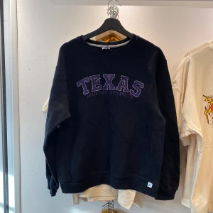 Vintage Russel Athletic - Snygg svart vintage Russel athletic Sweatshirt i storlek S!🛍