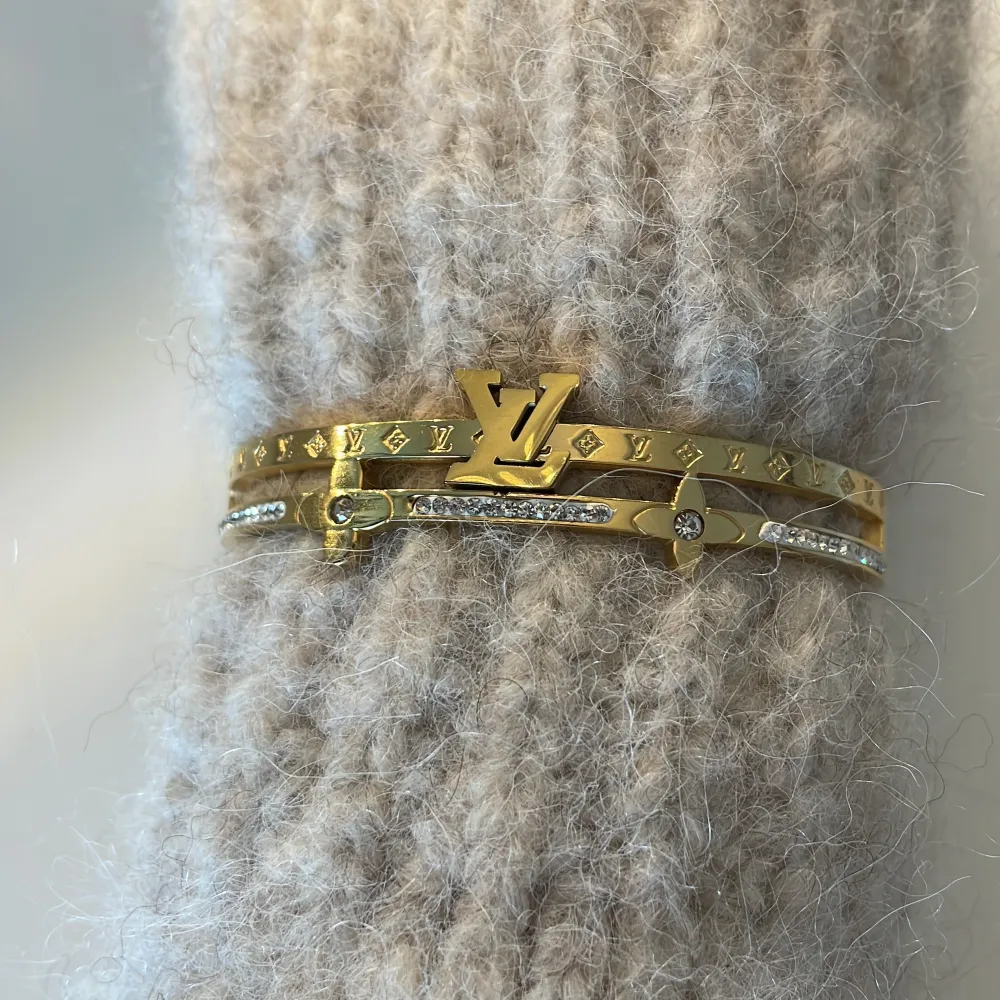 Jättefint fejk armband ifrån Louis Vuitton. AAA kopia. Säljer då det är för stort på mig, har därför aldrig kunnat använda de. Storlek 17 199kr inkl. Frakt. Accessoarer.