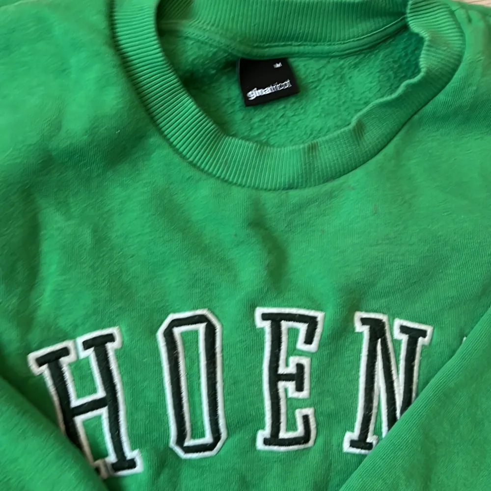 Ett grönt ginatricot hoodie med tryck. Använder aldrig nu för tiden. Köparen står för frakt . Tröjor & Koftor.
