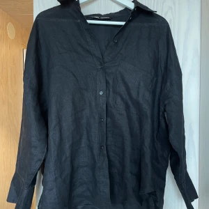 Svart oversized linneskjorta - Från Zara, sparsamt använd. 
