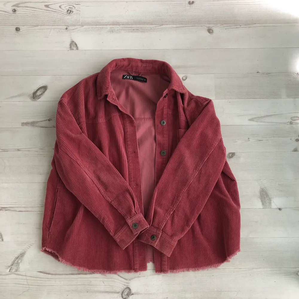 Säljer denna rosa, manchester mönstrade jackan från Zara pga att den inte kommer till användning. Jackan är perfekt till höst och bara använd ett fåtal gånger.  Skriv privat för mer information eller bilder💕 Köpare står för frakten. . Jackor.