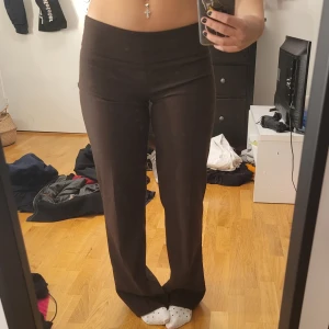 Lågmidjade kostymbyxor - Suuuoer fina lågmidhade kostymbyxor från VILA😍❤️❤️ Vida i benen och super sköna att ha på🤩 dragkjedjan sitter gömd på sidan av byxorna🤗 storleken är XS men de är sterchiga i materialet så passar liten S oxå