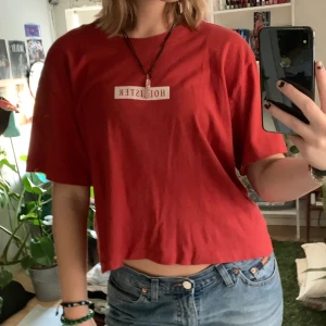 hollister t-shirt  - t-shirt från hollister<3 varm röd färg med loggan över bröstet. mycket bra skick då den bara är använd 2 gånger! den är croppad men oversize på mig som normalt sett har S:)