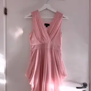 Rosa festklänning i storlek 36. Använd endast 1 gång och är i princip ny   Säljer för att alltid köper nya klänningar och för att den inte passar mig längre 