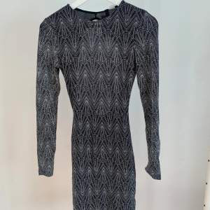 Kampanj: Köp 5 plagg för 300kr+frakt❣️Glittrig ny klänning från H&M storlek 34🖤 Tryck på KÖP NU för att den ska bli din direkt🌸