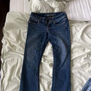 Skitsnygga vintage lågmidjade american eagle jeans som tyvärr är precis för små för mig. Dem är bootcut! Står ingen storlek men skulle säga att dem passar 34/36💛💛 säljer för 150