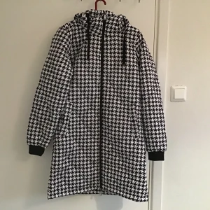 Lång jacka me skitcoolt mönster!! Helt ny (lappen är kvar) - FRAKT: 79kr -storlek: S/M, passar xs fast oversized då! -helt ny (lapp är kvar)
