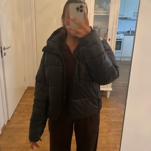Puffer vinterjacka  - Strl M (oversize) Som ny dock har tråden på ena sidan av den man drar åt där nere åkt in men får o lösa för den händige