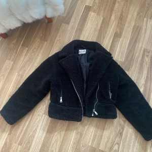 Teddyjacka - En varm teddyjacka från NAKD. Använd men i fint skick. 
